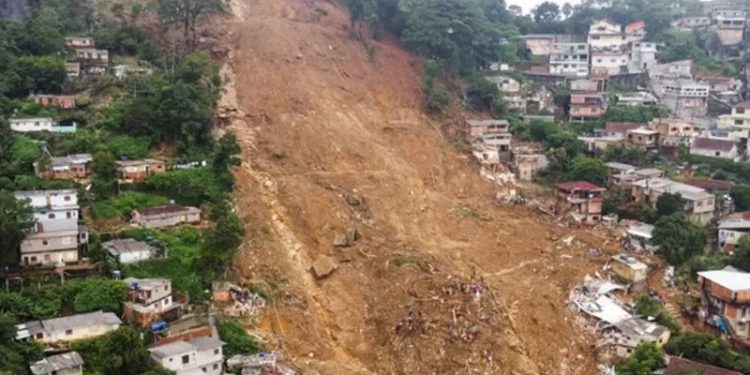 Brezilya'da heyelan ve sel felaketi nedeniyle yaklaşık 100 kişi hayatını kaybetti