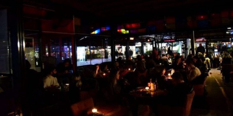 Bursa’da esnaf elektrik zamlarını ışıklarını kapatarak protesto etti