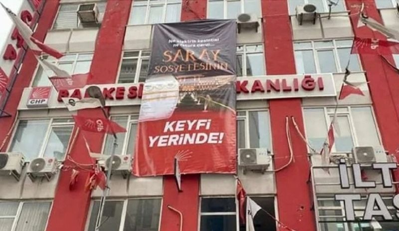 CHP’nin afişi ‘Cumhurbaşkanı’na hakaret’ gerekçesiyle toplatıldı