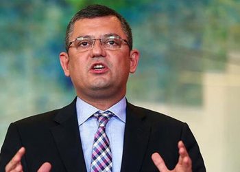 CHP’li Özel, Bakan Koca’ya sordu: İngiltere’nin pişman olduğu yöntemi mi tercih ettiniz?