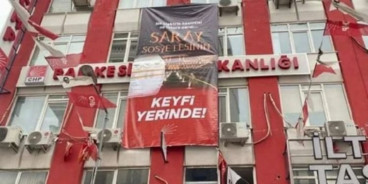 CHP’nin afişi ‘Cumhurbaşkanı’na hakaret’ gerekçesiyle toplatıldı