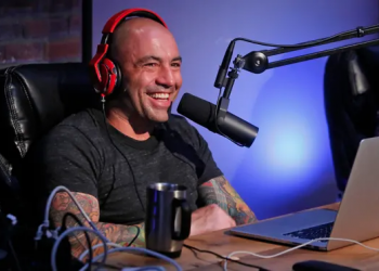 Covid-19 dezenformasyonu ve geçmiş ırkçı ifadeleriyle tepki çeken Joe Rogan'ın 70'ten fazla podcast bölümü Spotify'dan kaldırıldı