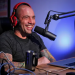 Covid-19 dezenformasyonu ve geçmiş ırkçı ifadeleriyle tepki çeken Joe Rogan'ın 70'ten fazla podcast bölümü Spotify'dan kaldırıldı