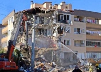 Depremde ağır hasarlı binadan sağ çıkmıştı; aynı binadan düşerek hayatını kaybetti