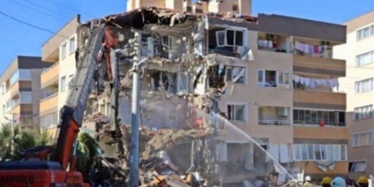 Depremde ağır hasarlı binadan sağ çıkmıştı; aynı binadan düşerek hayatını kaybetti