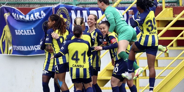 Derbide Fenerbahçe kazandı, Beşiktaş ligde ilk yenilgisini aldı