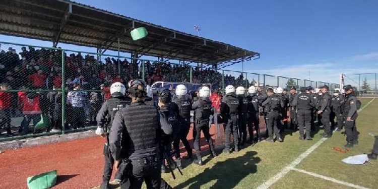 Diyarbakır'da amatör lig maçında kavga: 4 yaralı, 2 gözaltı