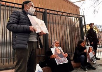 Doku ailesinin ‘adalet’ talebiyle geldiği bakanlığın kapısı zincirlendi