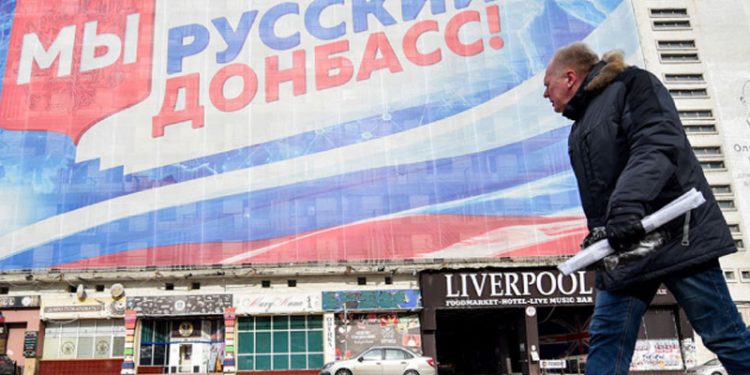 Doğu Ukrayna'da ayrılıkçı liderler Kiev'i işgal hazırlığında bulunmakla suçladı; vatandaşların Rusya'ya tahliye edilmeye başladığını duyurdu