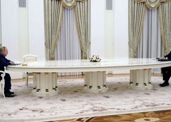 Dünya basınında Macron ve Putin toplantısındaki masaya yorum: Omacron