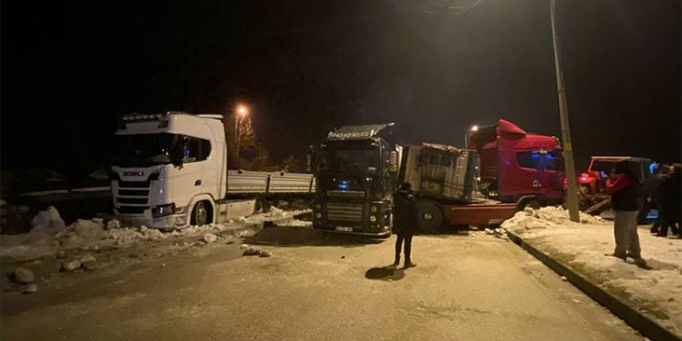 Düzce'de 25 aracın karıştığı zincirleme kazada 2 kişi yaralandı