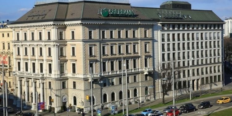 ECB: Rusya'nın en büyük bankası batış noktasına geldi