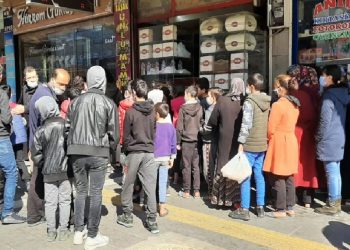 Ekonomik krizin fotoğrafı! Vatandaşlar ‘askıda ekmek’ için saatlerce kuyrukta bekliyor