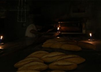 Elektrik faturası 17 bin TL geldi: Mum ışığında satış yapıyor