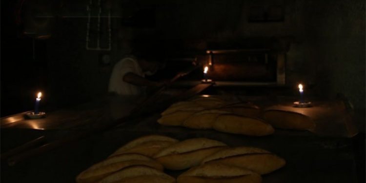 Elektrik faturası 17 bin TL geldi: Mum ışığında satış yapıyor