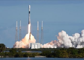 Elon Musk'ın SpaceX şirketinin 40 uydusu yanarak düştü