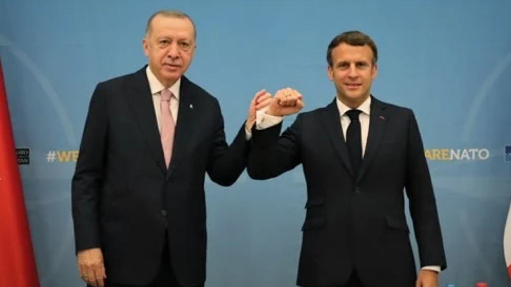 Elysee kaynakları: Macron, Ukrayna krizinde arabuluculuk rolü üstlenmek isteyen Erdoğan'la telefonda görüşecek