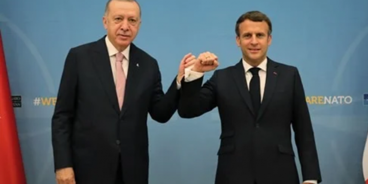 Elysee kaynakları: Macron, Ukrayna krizinde arabuluculuk rolü üstlenmek isteyen Erdoğan'la telefonda görüşecek