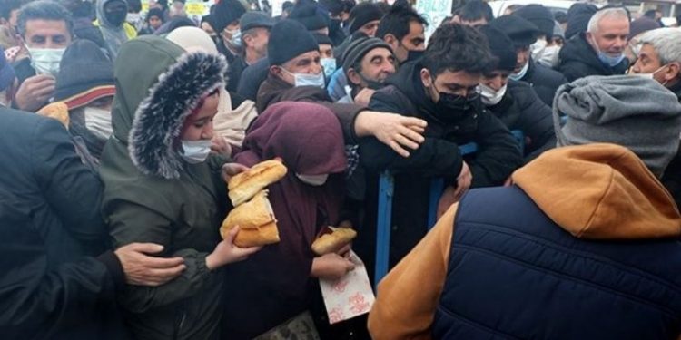 Erzincan'da bedava sucuk ekmek izdihama neden oldu