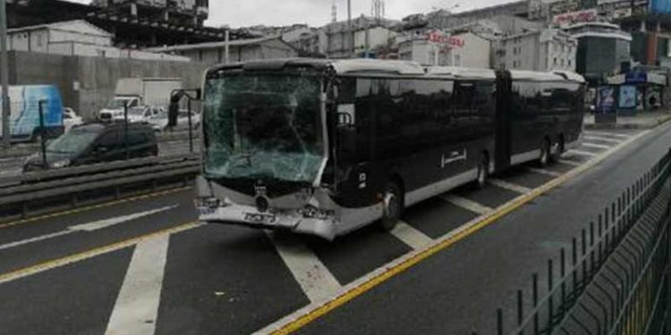 Esenyurt'ta metrobüs kazası: 7 yaralı