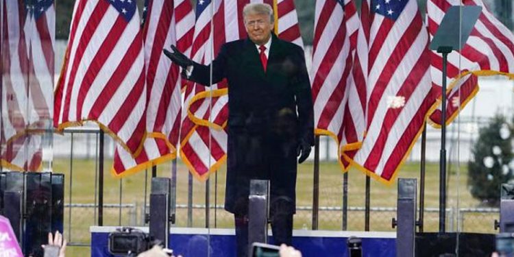 Eski ABD Başkanı Trump, Beyaz Saray'dan 'gizli belgeler' ile ayrılmış