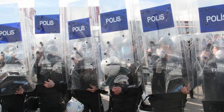 Eskişehir'deki elektrik faturası protestosuna polisten müdahale