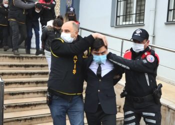 Eşofmanla yakalanan işkence şüphelisi adliyeye takım elbiseyle götürüldü