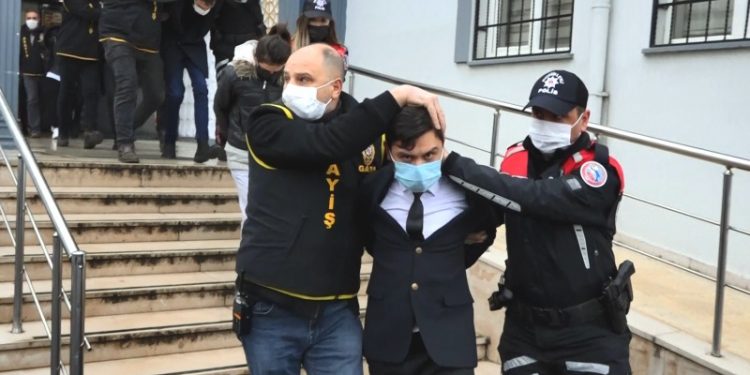 Eşofmanla yakalanan işkence şüphelisi adliyeye takım elbiseyle götürüldü