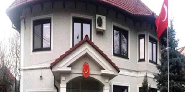 Fas’taki Türk Konsolosluğu ücretini aldığı pasaportu vermeyip tehdit etti!