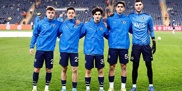 Fenerbahçe'de Mesut Özil yok, altyapıdan 5 isim kadroda