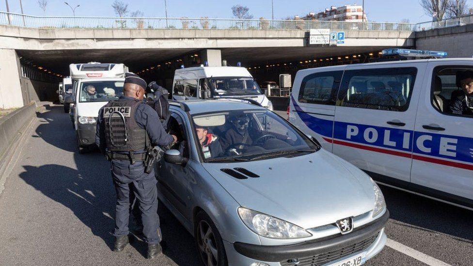 Fransa'da polis, Covid protestocularının yolları bloke etmesini önlemeye çalışıyor