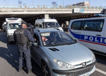 Fransa'da polis, Covid protestocularının yolları bloke etmesini önlemeye çalışıyor