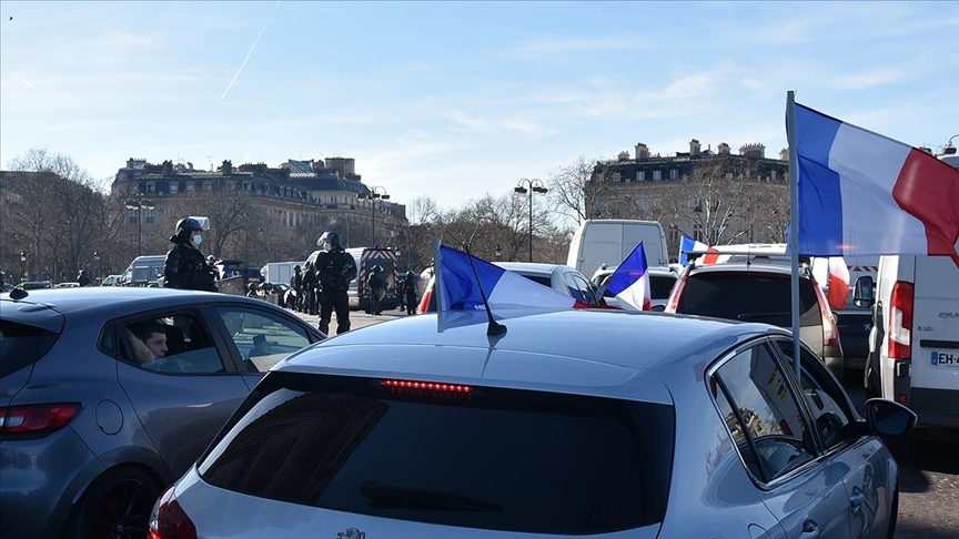 Fransa'da yasağa rağmen Covid önlemleri karşıtı "Özgürlük Konvoyu", Paris'e girdi