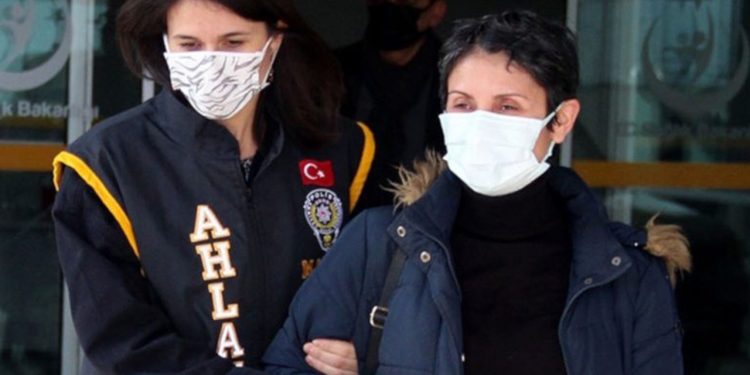 Gazeteci Hülya Kılınç, ‘Ahlak’ polisi tarafından cezaevine götürüldü