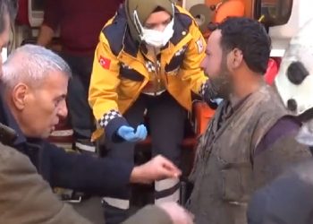 Gaziantep’te göçük altında kalan yaralı işçi üstü kirli diye ambulansa binmek istemedi