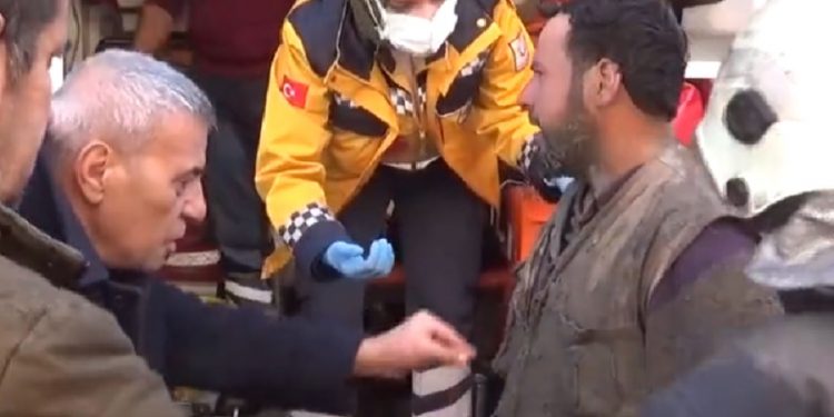 Gaziantep’te göçük altında kalan yaralı işçi üstü kirli diye ambulansa binmek istemedi