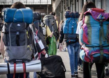 Gençlerin 4’te 3’ü politikacılara güvenmiyor, yüzde 73’ü Türkiye dışında yaşamak istiyor