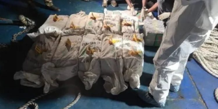 Gine'de Türk bayraklı teknede 528 kilo kokain ele geçirildi