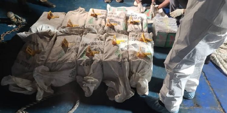 Gine’de Türk bayraklı teknede 528 kilo kokain ele geçirildi