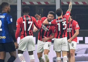 Giroud sahneye çıktı; Milan, 1-0 geriye düştüğü maçta Inter'i 2-1 mağlup etti.