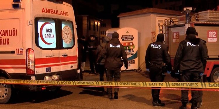 Giysi kumbarasından eşya almaya çalışırken sıkışarak hayatını kaybetti