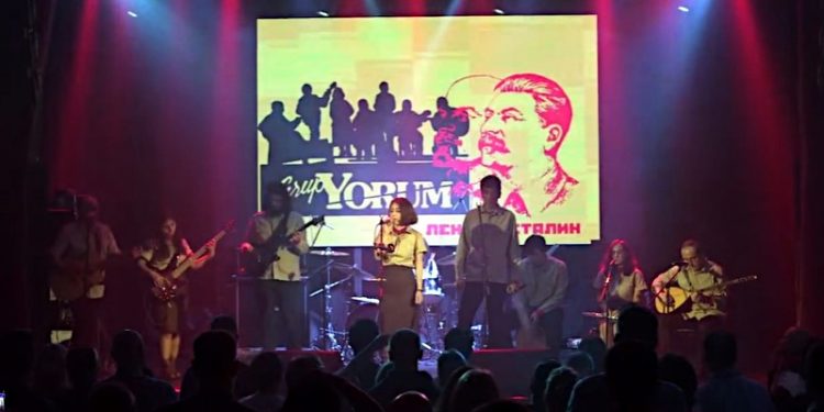 Grup Yorum 'Sosyalizmin anavatanı' diyerek Moskova konserini paylaştı, Twitter ikiye bölündü