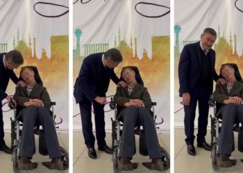 Gökçek, Stephen Hawking'in balmumu heykeline 'sataştı'