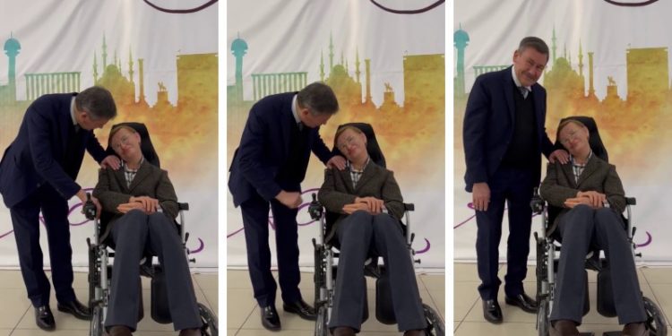 Gökçek, Stephen Hawking'in balmumu heykeline 'sataştı'