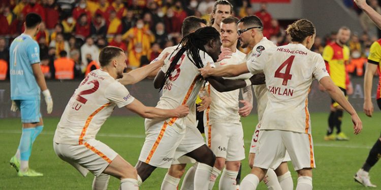 Göztepeli yönetici, Galatasaraylı futbolcuyu hedef aldı: Utanmaz, terbiyesiz!