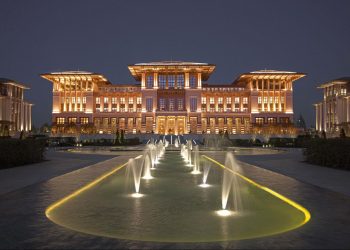 HDP: Saray’ın ışıltılı avizeleri yansın diye Isparta’da bir yurttaş donarak can verdi