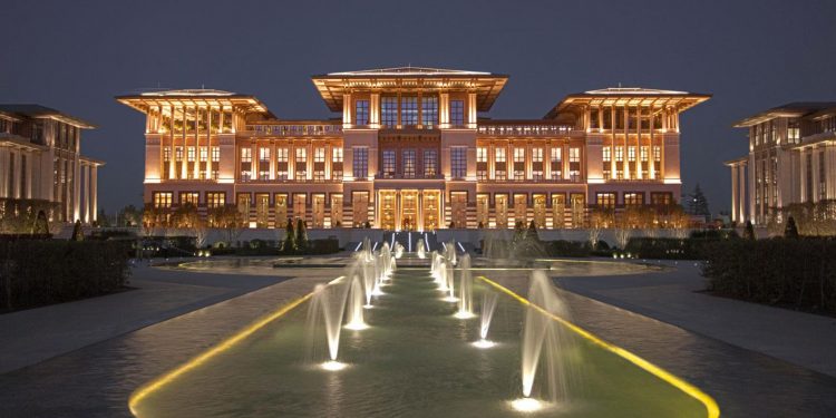 HDP: Saray’ın ışıltılı avizeleri yansın diye Isparta’da bir yurttaş donarak can verdi