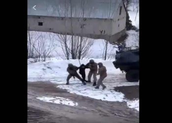 Hakkari'de elektrik dağıtım ekiplerine tepki gösteren köylüler gözaltına alındı