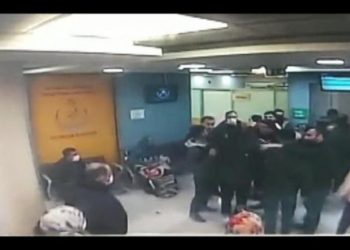 Hasta ve yakınları sağlıkçılara saldırdı: 'İğne canımı acıttı'