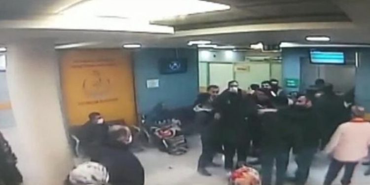 Hasta ve yakınları sağlıkçılara saldırdı: 'İğne canımı acıttı'